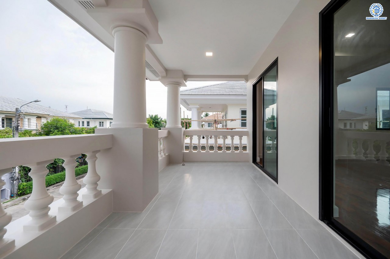 บ้านมือสองตกแต่งใหม่ โครงการ ลดาวัลย์ ปิ่นเกล้า-เพชรเกษม หลังมุม เนื้อที่ 102 ตร.ว. บนพื้นที่ใช้สอย 243.08 ตร.ม. ฟังก์ชัน 4 ห้องนอน 4 ห้องน้ำ 1 ห้องแม่บ้าน จอดรถได้ 2 คัน สภาพแวดล้อมดี ทำเลติดถนนกาญจนาภิเษก เดินทางเข้าสู่เมืองได้สะดวกเชื่อมต่อ ถนนเพชรเกษม ถนนราชพฤกษ์ ถนนกัลปพฤกษ์ ใกล้เดอะมอลล์บางแค ใกล้รถไฟฟ้าสายสีน้ำเงิน "สถานีหลักสอง" และ จุดขึ้นทางด่วน "ศรีรัช"